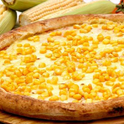 Massa, molho, queijo muçarela, milho verde e orégano.