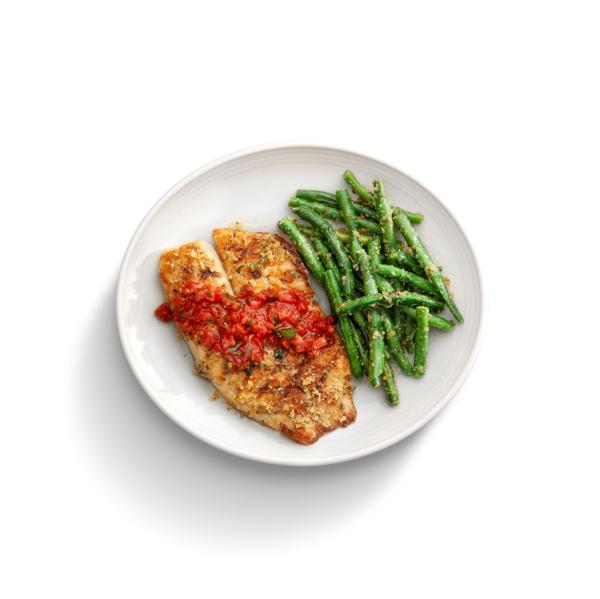 Filet de tilápia com cerca de 200 g, levemente empanado e grelhado no ponto, acompanhado de vinagrete de tomate e manjericão. Acompanhamento à sua escolha.