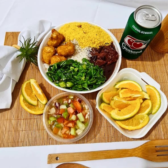 Deliciosa feijoada, acompanha arroz fresquinho, feijoada, farofa da casa, banana a milanesa, vinagrete e couve refogada. Simplesmente Deliciosa tamanho médio. laranja 4 fatias e vinagrete cortesia 100ml Refri lata (sabor da disponibilidade da loja)