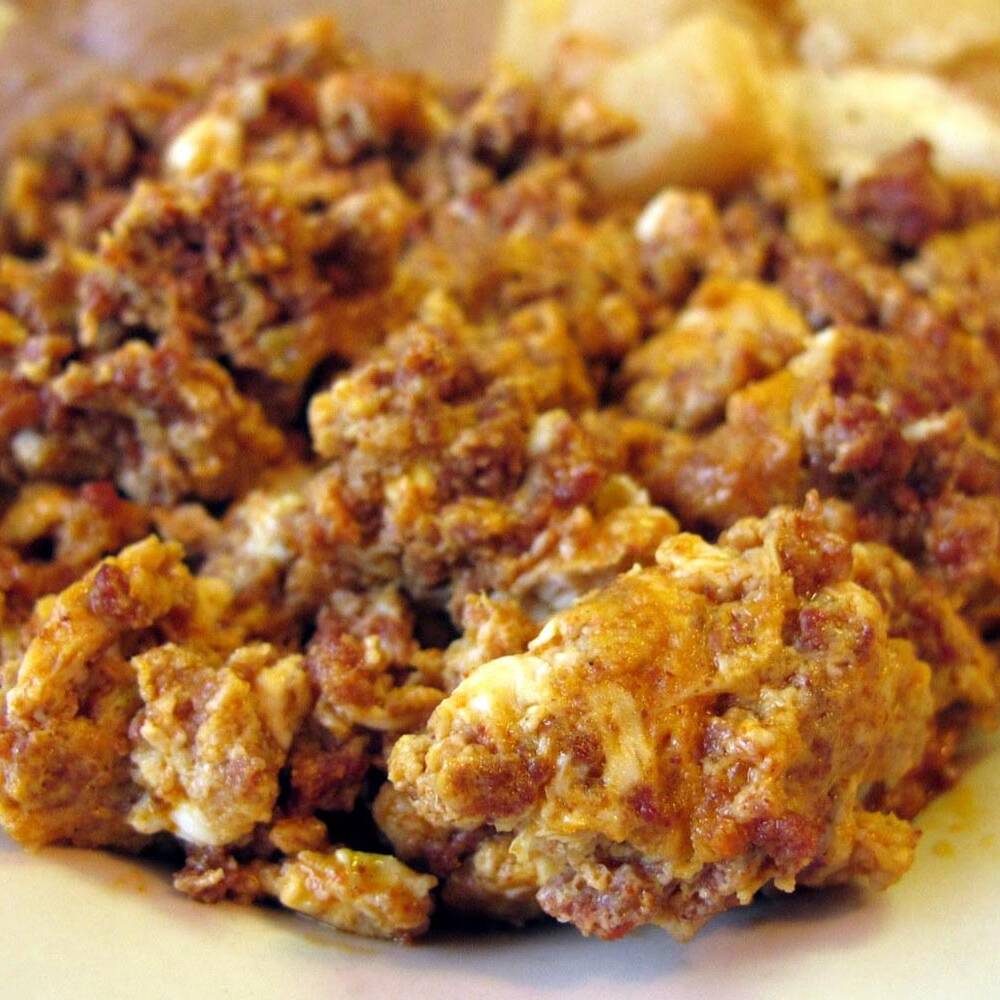 HUEVOS CON CHORIZO Y GUISO A ELEGIR