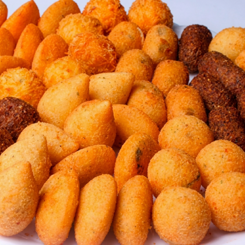 Delicie-se com nossa sofisticada seleção de 50 unidades de salgados fritos, elaborados meticulosamente para abrilhantar eventos especiais. Cada petisco, com peso aproximado de 0,22 gramas, propõe uma experiência gastronômica inesquecível, preparada para surpreender o paladar. Oferecemos a liberdade de personalizar os sabores ao seu gosto, garantindo uma experiência personalizada e satisfatória. Op