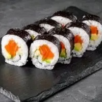 Hosomaki salmão ,alga e arroz com salmão cru ,cream cheese e cebolinha, serve 1 pessoa.