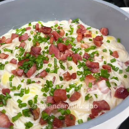 Massas fusilli(parafuso) frango em cubos, brócolis e bacon juntamente com um delicioso molho branco,para finalizar queijo ralado.