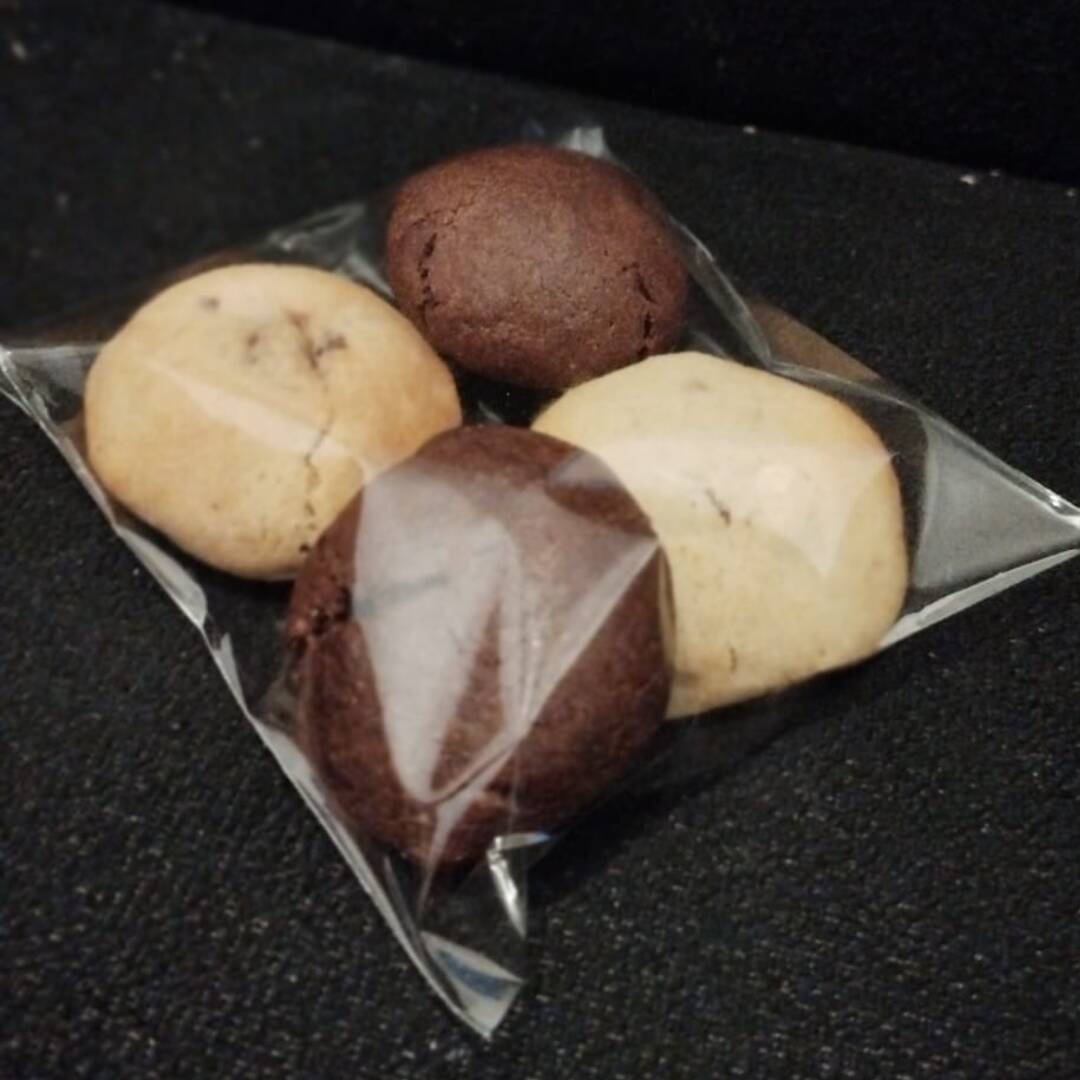 Combo com 4 mini cookies artesanais (20g cada), nos sabores tradicional e chocolate. Perfeitos para degustar, dividir ou presentear aquela pessoa especial.
