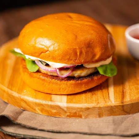 Um hambúrguer com equilíbrio e sofisticação, digno de um rei! Preparado com um pão brioche fofinho um hambúrguer caseiro de frango 150g grelhado com queijo derretido, rúcula, mel e a nossa maionese caseira.