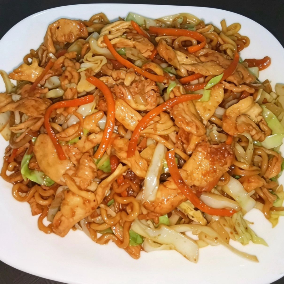 Macarrão, Frango, Cebola, Repolho, Cenoura, Alho picado, Molho de soja