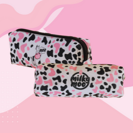 Estojo malhado na cor branca. Tamanho aproximado: 20cm