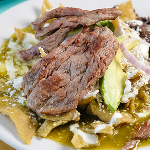Chilaquiles Verdes o Rojos con Arrachera