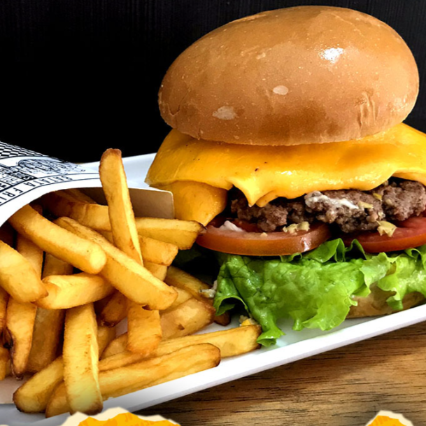 Delicioso hambúrguer bovino de 120g com generosas fatias de queijo prato, requejao