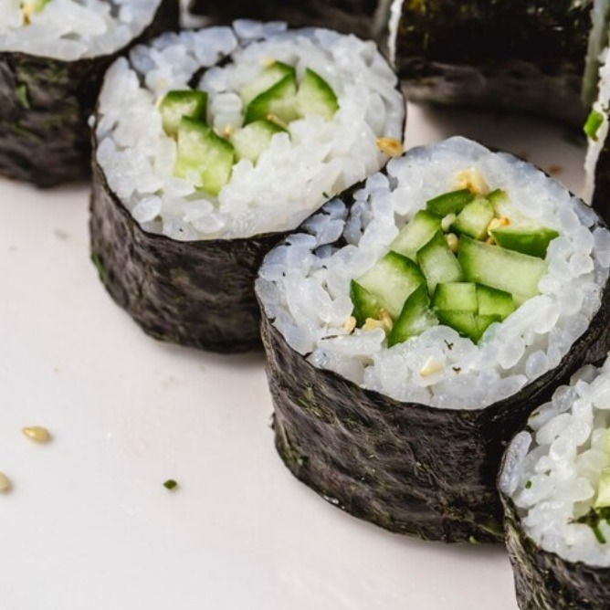 Sushi tradicional composto por alga nori, arroz e recheio de pepino fresco.