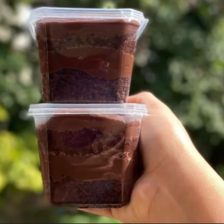 Recheio de massa de chocolate com brigadeiro gourmet e finalização de KitKat crocante.