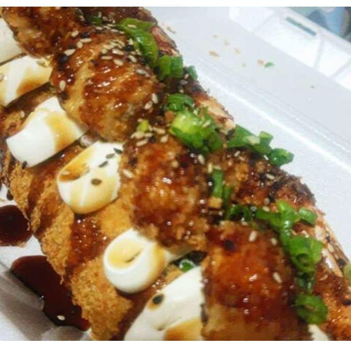Experimente o nosso Bighot de Camarão! Um explosão de sabores com camarão, e cream cheese, finalizado com camarões empanados e molho tare e cebolinha. Acompanha 2 molhos tare e 2 shoyos. Cada mordida é uma deliciosa aventura!