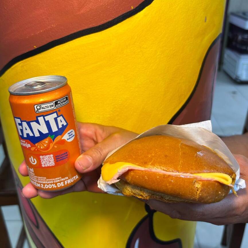 Bateu a fome? 🔥 Misto quentinho com queijo e presunto acompanhado de refri bem gelado num combo perfeito pra um lanche rápido e saboroso.