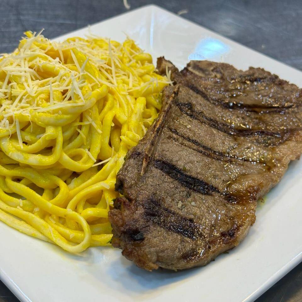 Tallarín a la Huancaína con Lomo Saltado
