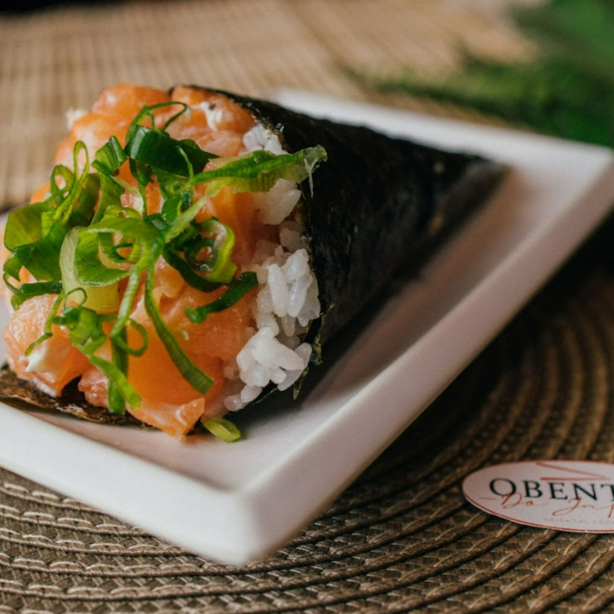 Temaki de salmão fresco com cream cheese e cebolinha.