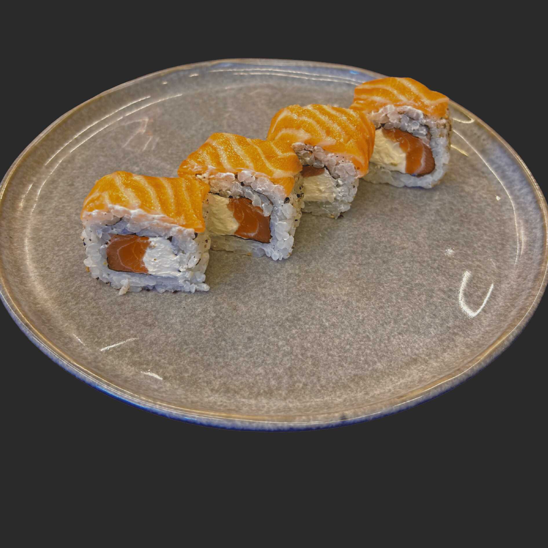 Salmão e cream cheese, envolto em nori e shari, finalizado com uma delicada fatia de salmão.