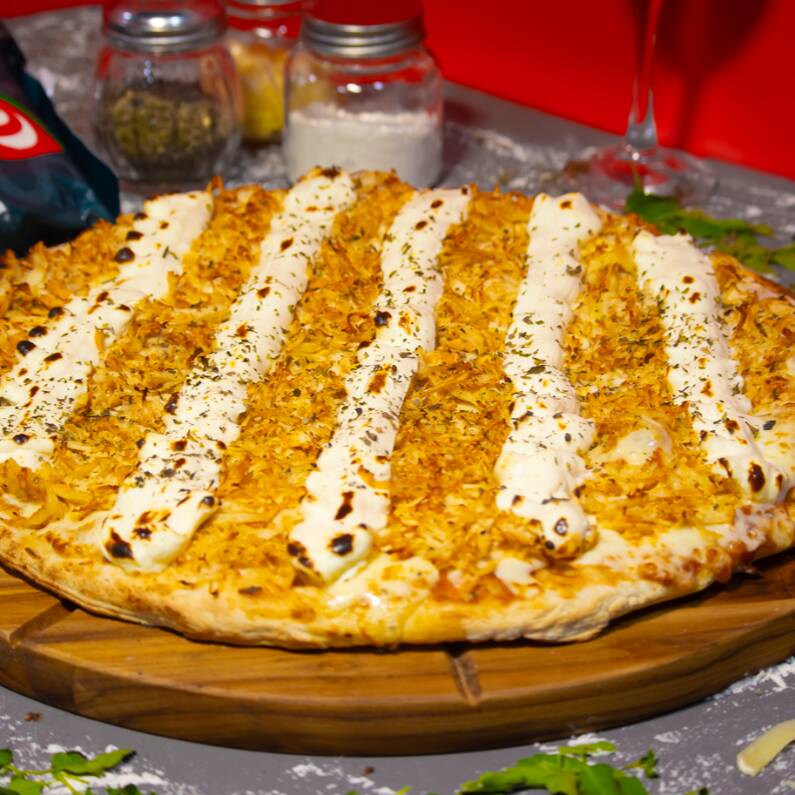 Pizza saborosa composta por: Molho, Queijo Mussarela, Frango, Cream Cheese e Orégano.