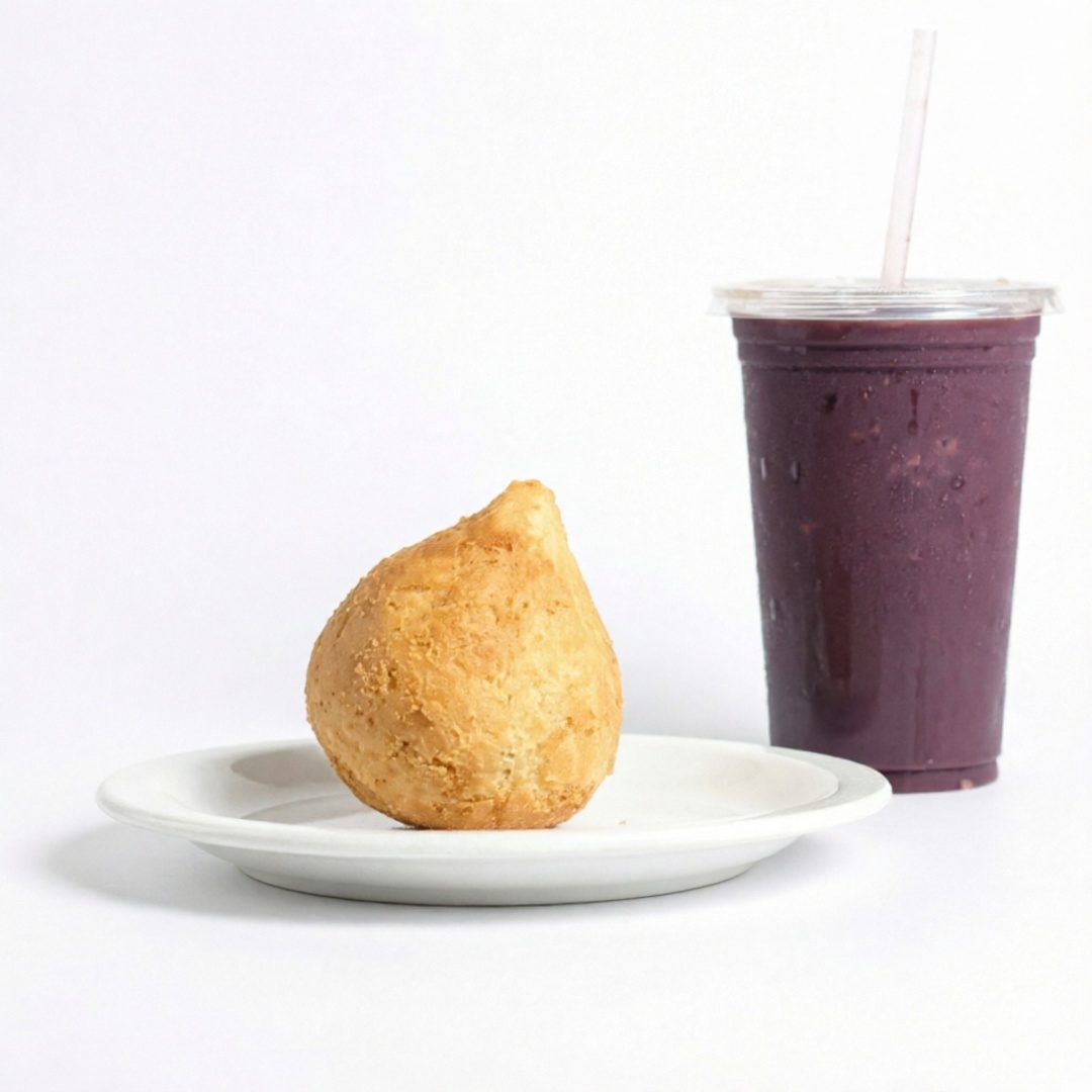 A clássica coxinha de Catupiry, crocante por fora e cremosa por dentro , acompanhada de uma vitamina de açaí 300ml geladinha e super refrescante . Um combo que une sabor e energia na medida certa!