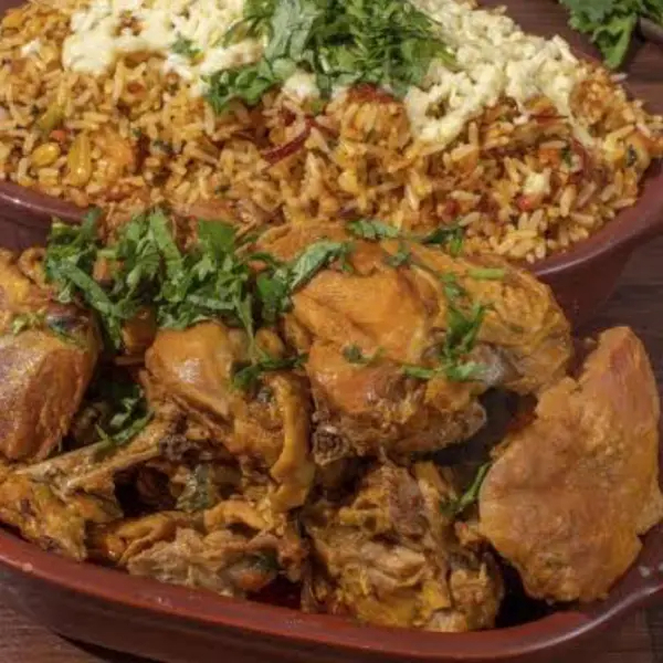 Arroz, feijão de corda, vinagrete, queijo " tudo misturado" e acompanha a galinha caipira.