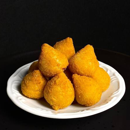 Experimenta aê!: 05 Coxinhas (25g cada). Salgados maiores que a média, feitos com ingredientes de qualidade e fritos em gordura vegetal especializada — ficam sequinhos, crocantes e sem gosto forte de óleo. Uma experiência completa, feita com carinho pra você matar a fome com muito sabor!