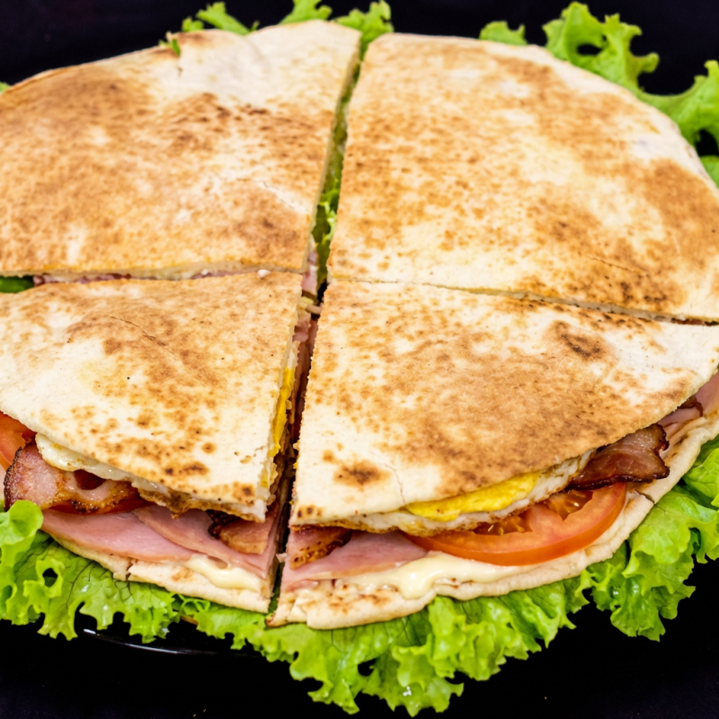 Presunto, bacon, ovos, queijo, alface, tomate e maionese