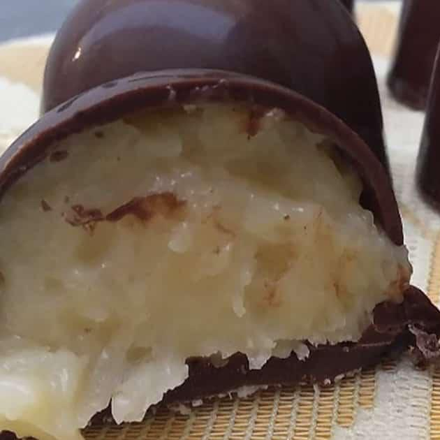 Trufa doce é um bombom cremoso feito à base de ganache (chocolate e creme de leite), tradicionalmente revestido com cacau em pó, castanhas ou uma casquinha de chocolate