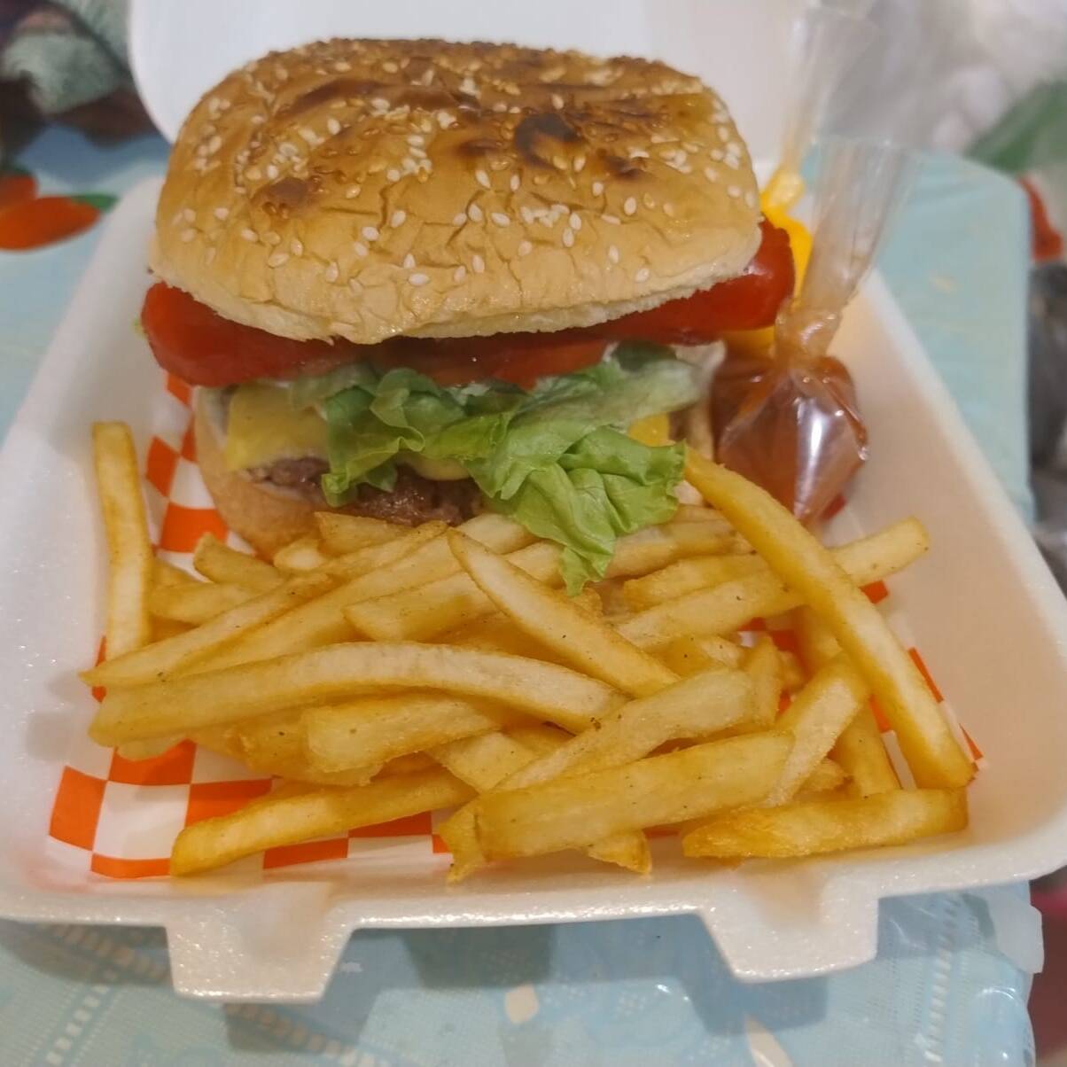 Hamburguesa de Salchichón con Papas y refresco