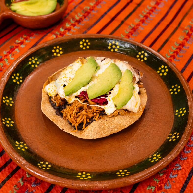Tostada de Cochinita Pibil con Queso