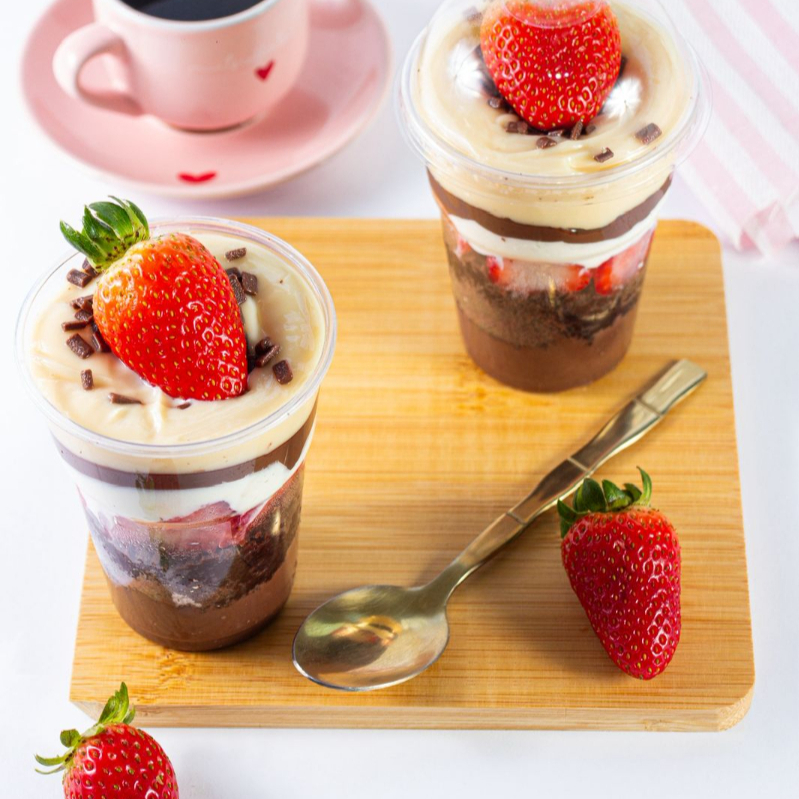 Pros amantes de nutella é esse, Muita nutella, massa de chocolate com morangos picados, brigadeiro de ninho e brigadeiro de chocolate, creme de ninho, finalizado com morango servindo muito bem 1 pessoa, 200ml.