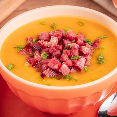 Delicioso creme de abóbora com calabresa em cubos e com os temperos da casa. Porção de 600ml. Foto meramente ilustrativa.