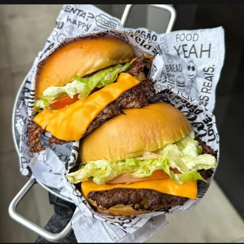 O combo com dois smash burguer com pão gergelin , hamburguer de 100g cada , bacon crocante, delicioso queijo cheddar derretido, alface americana e molho especpial d casa tomate cebola entra rapida gratis