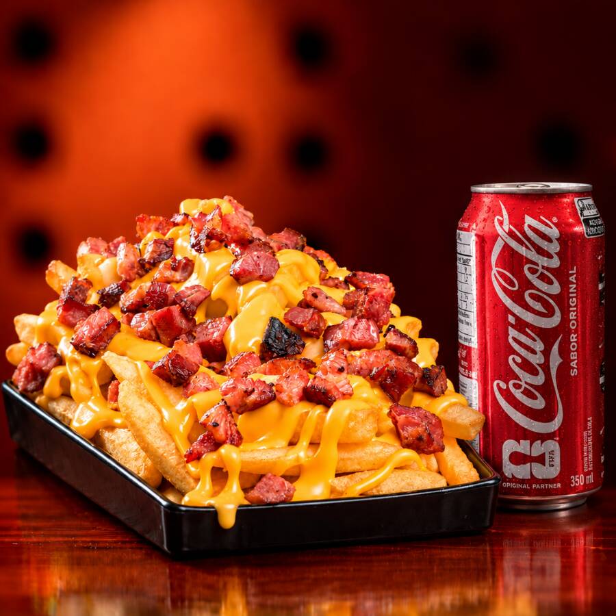 Batata frita crocante coberta com cheddar Polenguinho e bastante bacon, acompanhada de Coca-Cola 600ml. Uma porção caprichada, cremosa e cheia de sabor.