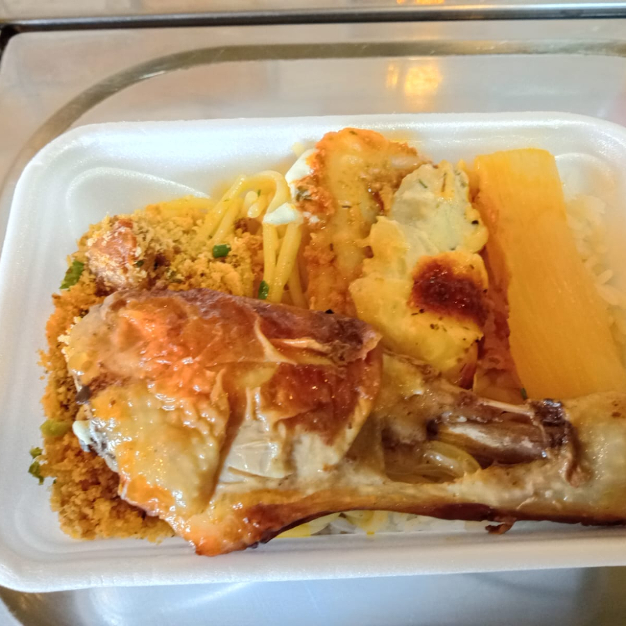 Cardápio de Sábado 🥘 Feijão Preto 🍴 Arroz Lasanha bolonhesa Macarrão alho e óleo Mandioca cozida Farofinha temperada Carnes do Dia 🍗 Frango Assado (coxa e sobre coxa) Cane de Panela Paleta na Panela Saladas do dia 🥗 Maionese especial, alface e tomate