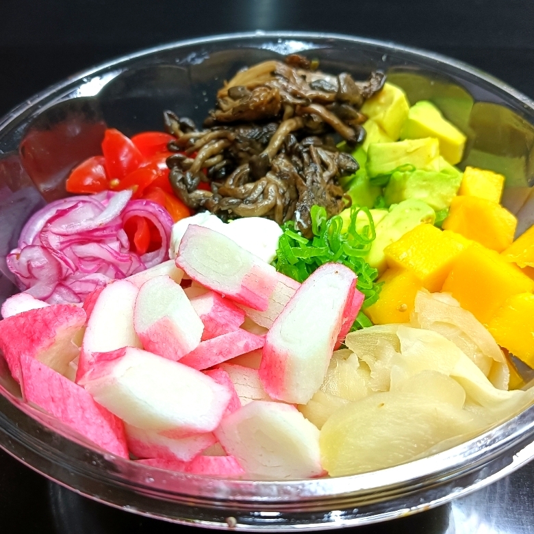 (180G ARROZ, 60G KANI, 60G SHIMEJI, 30G MANGA, 30G AVOCADO, 20G PICLES DE CEBOLA, 5G CEBOLINHA, 30G TOMATE CEREJA, 20G GENGIBRE, 20G CREAM CHEESE)