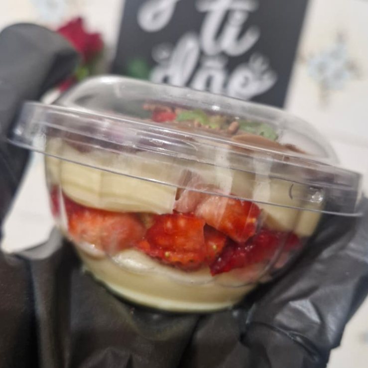 Delicie-se com o nosso 'Bombom de Morango', um clássico irresistível da categoria 'Doces Maravilhosos'. Cada peça é cuidadosamente elaborada com morangos frescos e suculentos, envoltos por uma camada exuberante de brigadeiro branco, de textura aveludada e sabor inigualável. A finalização se dá por uma ganache sedosa e opulenta, que dá o toque final de indulgência. Este é um doce que nunca sai de moda e conquista os paladares mais exigentes com a sua combinação perfeita de doçura e frescor.