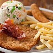 Feijão arroz frango empanado banana frita e fritas