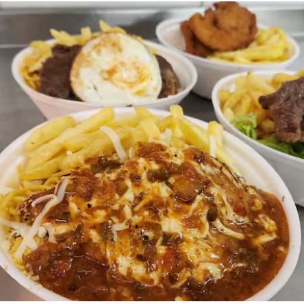 Filé de frango empanado, coberto com queijo mussarela derretido e nosso molho caseiro especial.  Acompanha arroz, feijão, macarrão e farofa. Escolha seu complemento na tabela a seguir e monte o prato do seu jeito!