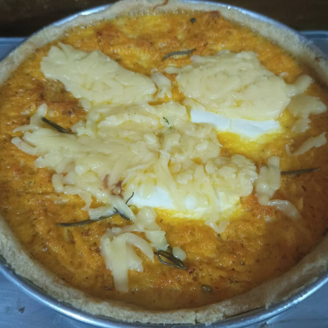 Nossa Quiche Vem Bastante Recheada Com Frango Cremoso,Uma Calda Maravilhosa e Queijo Mussarela Finalizada Com Alecrim. Aprox. 1,5kg