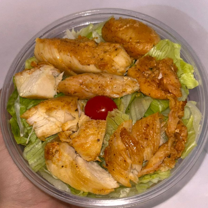 Frango em Tiras, Alface, Tomate cereja, Cenoura,azeitona, milho e macarrão