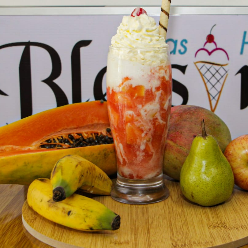 Salpicón con Helado, Queso y Chantilly