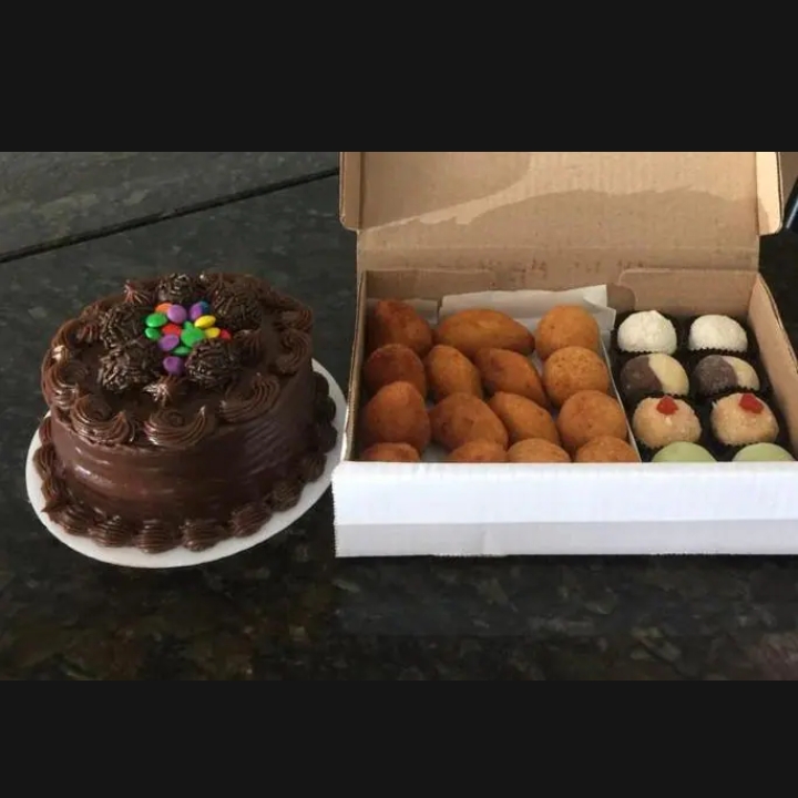 Acompanha 1 bolo inteiro 10mini coxinha 10 mini bolinho misto