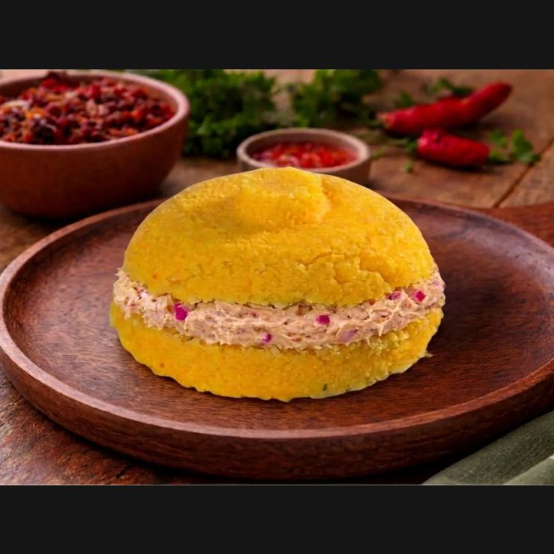 Massa de cuscuz molhadinha e fofinha recheada com atum temperado com cebola roxa