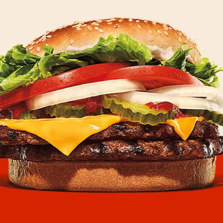 Um hambúrguer com duas carnes bovinas grelhadas de 113g, pão com gergelim, queijo derretido, picles, salada fresca (alface, cebola, tomate), ketchup e maionese bk.