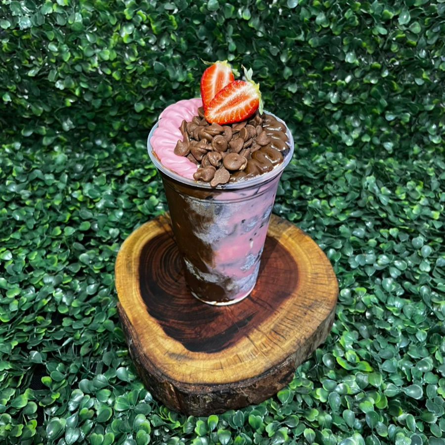 Açaí trufado com cremes de Morango e Avelã, leite em pó, gotas de chocolate, leite condensado e morangos no topo — romântico, crocante e irresistível! 💘