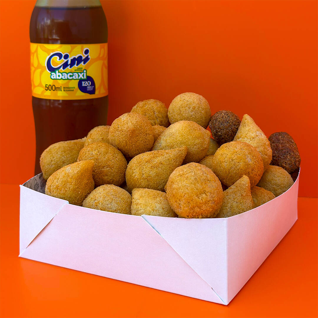 Contém 40 Salgadinhos Crocantes + Refri (500ml/600ml). Salgados fritos na hora em óleo de algodão e entregues quentinhos, com o padrão de qualidade Coxinautas & ingredientes selecionados. Perfeitos para matar sua fome! :)
Atenção: neste combo, é possível escolher até quatro opções de sabor.
Serve de 2 a 3 pessoas.
Peso dos Salgados: 20g (Tamanho Tipo Festa)
Peso Total Aproximado: 800g de Salgados.