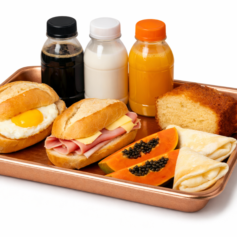 Delicioso café da manhã para 2 pessoas, contendo: 1 Pão com 2 ovos fritos, 1 misto quente, 2 crepiocas de queijo, 1 garrafa 300 ml de café, 1 garrafa 300 ml Leite, 1 garrafa 500 ml Suco de laranja e 2 fatias de mamão.