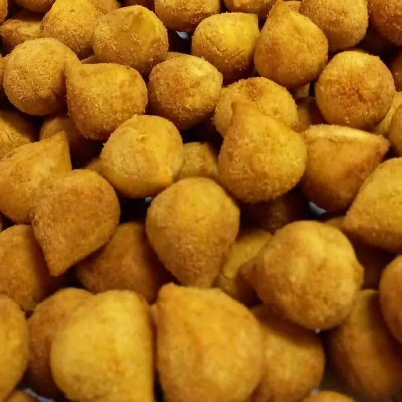 Perfeito para a sua festa! Nosso combo com 100 mini salgados de festa é a pedida certa para reunir a família e os amigos. São os favoritos de todo mundo, feitos com carinho: coxinhas, bolinhos de queijo, risoles e muito mais. Pequenos no tamanho, mas gigantes no sabor e ideais para garantir a alegria de todos os seus convidados.
