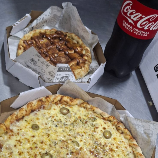 Delicie-se com a Pizza Maracanã de 45 cm, recheada com até 3 sabores irresistíveis! Acompanhe com um saboroso Brotinho Doce de 18 cm e um Guaraná escolhido por você. Uma explosão de sabores que vai deixar seu paladar em festa!
