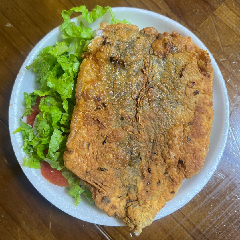 Filé de peixe (tilápia) bem temperado e empanado, arroz soltinho, feijão fresquinho e salada verde pra dar aquele equilíbrio no prato 🐟🥗✨ Uma opção leve, saborosa e perfeita pra quem gosta de comer bem sem abrir mão do frescor no almoço 😋💚
