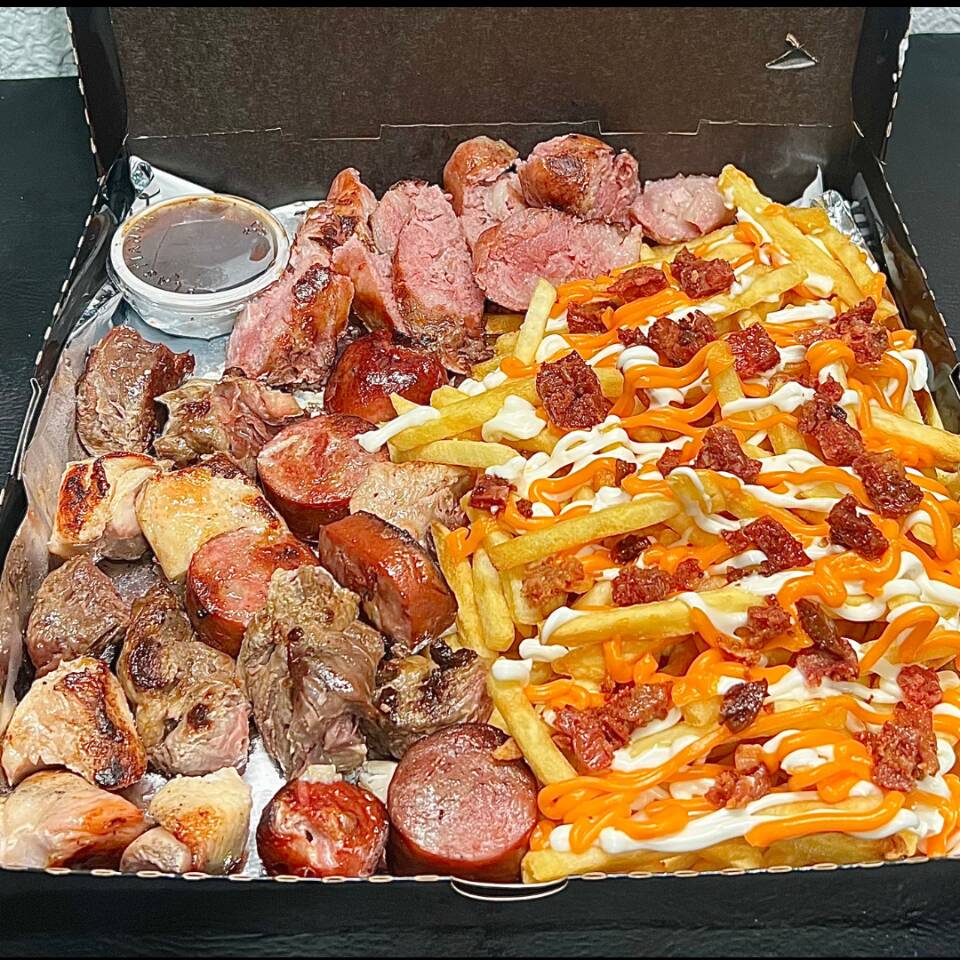 Combo com 3 Espetos Mistos (carne, frango e linguiça calabresa),  acompanhados de uma porção média de de batata frita crocante.  SERVE 2 pessoas,  mas se tiver com muita fome, turbine o combo com mais espetos de cria.   Todos os combos acompanham molho barbecue.